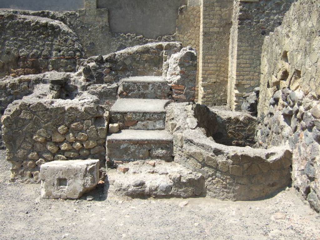 III, 19/18/1. May 2006. Room 32, looking south in room on east side near Cardo IV Inferiore.